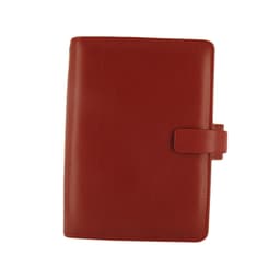 A red organiser with a smooth finish and a clasp closure. Features a logo on the front.