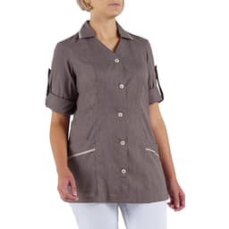 A brown tunic with a collar and buttons, featuring short sleeves and pockets. The model is wearing white trousers.