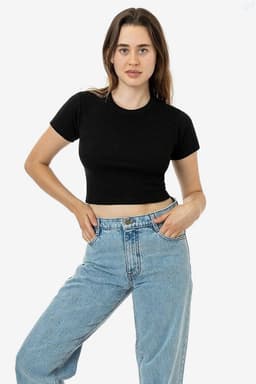 A black mid-length baby rib crewneck tee displayed on a model, paired with light blue jeans.