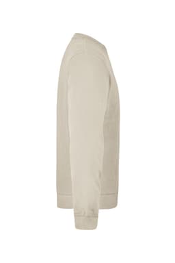 A beige basic sweat with long sleeves and ribbed cuffs, featuring a logo on the side.