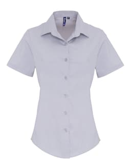A short-sleeved, button-up shirt in light grey cotton poplin with a fitted design and a collar. Features a logo.