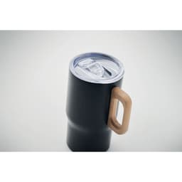 A drink bottle in matte black with a wooden handle and a transparent lid. It features a logo on the side.