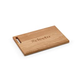A wooden chopping board in oak with a built-in handle and a branding logo.