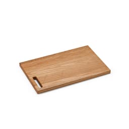 A wooden cutting board in natural oak with a built-in handle, featuring a smooth surface and rectangular shape.