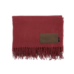 A burgundy blanket with fringed edges and a customisable patch. It features a discreet logo.