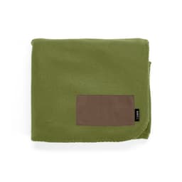A green blanket made from rPET, featuring a brown customisable patch and a small logo.