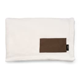 A white blanket made of rPET with a brown customisable patch. Features a branding logo.
