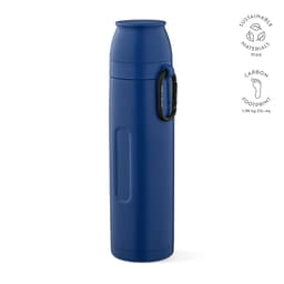 A drink bottle in navy blue with a carabiner and two cups, featuring a logo and sustainable material indicators.