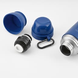 A drink bottle set in blue, featuring a thermos, two cups, a black cap, and a carabiner. It has a logo.