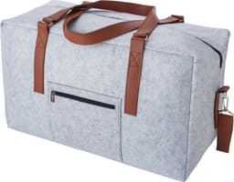 A grey RPET felt travel bag with brown leather straps and a front zipper pocket. It features a logo.