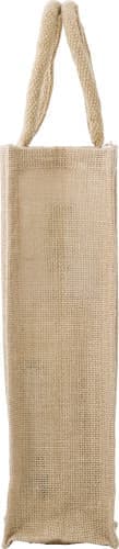 A natural jute wine bag in beige with woven handles and a branding label. Ideal for carrying wine bottles.