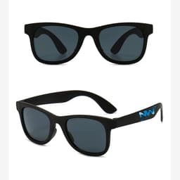 Black plastic sunglasses with dark lenses and a blue logo on one arm, ideal for leisure and outdoor activities.