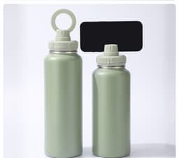 A drink bottle in matte green, featuring a magnetic lid and a circular handle, displayed in two sizes.