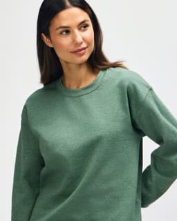 A green Gildan Heavy Blend adult crewneck sweatshirt, featuring long sleeves and a relaxed fit.