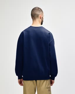 A navy Gildan Softstyle adult sweatshirt with a plain back, featuring a fitted design and long sleeves.
