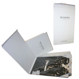 A blackboard with a sleek black design, packaged in a white box featuring a logo.