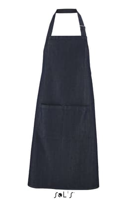 A denim apron with a pocket, featuring a dark blue colour and an adjustable neck strap. It has a logo at the bottom.