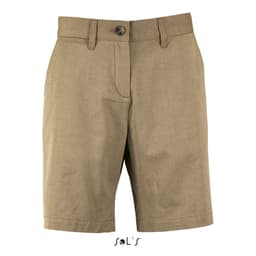 Chino-style women's shorts in a light brown colour, featuring a button closure and pockets. Includes a logo.