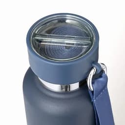 A drink bottle in dark blue with a glass lid and a metal strap, featuring a sleek, matte finish.