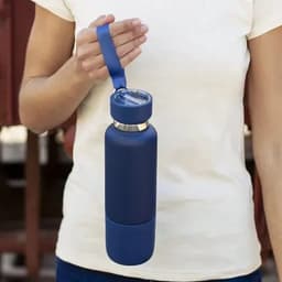 A drink bottle in navy blue with a handle, featuring a clear lid and a sleek, insulated design.