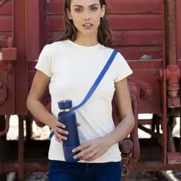 A drink bottle in navy blue held by a person wearing a white t-shirt, with a strap and a visible logo.