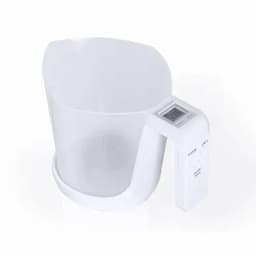 A drink measuring jug in transparent plastic with a white handle and digital display for measurements.
