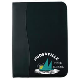 A4 compendium in black with a logo featuring a sailboat and sun, displayed against a simple background.