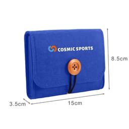 A blue felt essential oil bag with a button closure and a logo. It measures 15 cm by 8.5 cm by 3.5 cm.