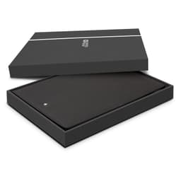 A black A5 portfolio with a zipper presented in a black box, featuring a logo on the portfolio.