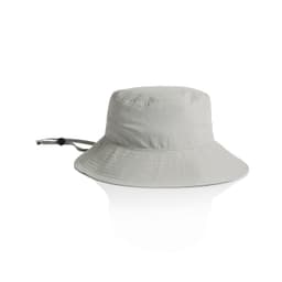 A wide-brim bucket hat in a light grey colour with an adjustable drawstring, featuring a logo.