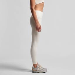 Active leggings in a light cream colour, featuring a high waist and a fitted design, paired with casual footwear.