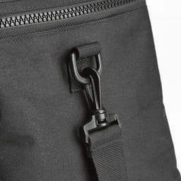 A black cooler bag featuring a thermo-injected zipper and a sturdy attachment clip. It includes a logo on the surface.