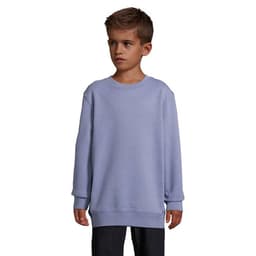 A sweatshirt in light purple on a young model. The design features a crew neck and long sleeves.