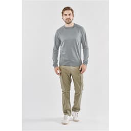 Men's long-sleeve t-shirt in light grey, paired with beige cargo pants and white shoes. Features a logo.