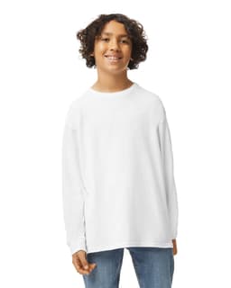 A youth model wearing a white long sleeve T-shirt, featuring a relaxed fit and a logo. Casual denim bottoms complete the outfit.