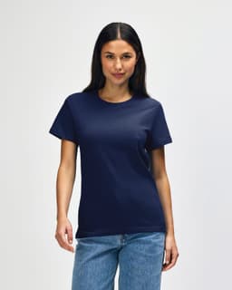 A navy women's t-shirt in a midweight fabric, featuring a round neckline and a fitted silhouette. Logo present.