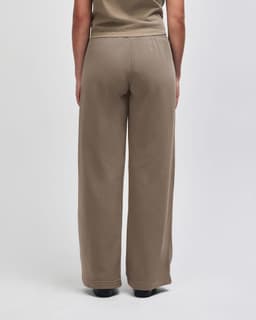 Wide-leg women's pants in brown with an elastic waistband, featuring a simple design and no visible logos.