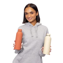 A drink bottle in rust and cream colours with double-wall insulation, featuring a logo and held by a smiling woman.
