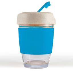 A reusable coffee cup in clear glass with a blue silicone band and a lid, featuring a straw.