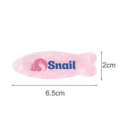 A fish-shaped iridescent hair clip in pink with a logo. Dimensions are 6.5 cm long and 2 cm wide.