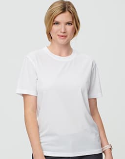 A short sleeve white tee featuring a classic design and a logo on the chest. Ideal for casual wear.